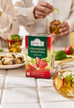 Ahmad Tea Herbata czarna truskawkowa Strawberry Sensation 20 torebek - obrazek 2