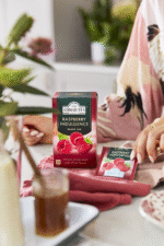 Ahmad Tea Raspberry Indulgence ex20 herbata czarna - obrazek 3